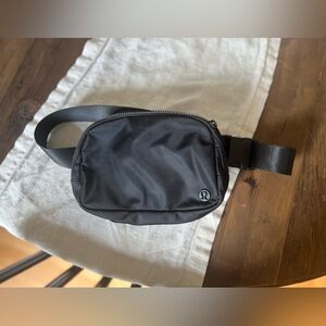 Lululemon 1L Everywhere Belt Bag (Black)